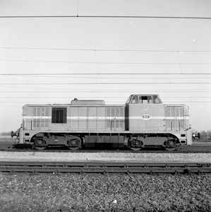 839070 Afbeelding van de diesel-electrische locomotief nr. 2530 (serie 2400/2500) van de N.S. te Eindhoven.